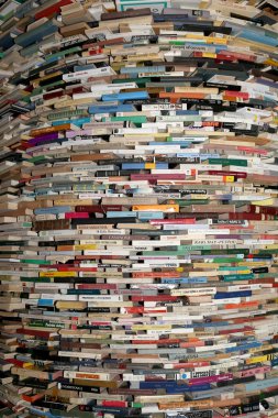 Prague, Çek Cumhuriyeti - 13 Kasım 2014: yuvarlak kitap raf içinde hall, Belediye Kütüphanesi Prag Çek Cumhuriyeti'nde. Prag'ın Kütüphane 42 dalları, 2 mobil kütüphaneler ve 344,000 kitaplar