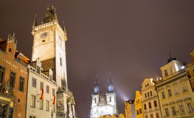 Çek Cumhuriyeti 'nin Prag kentindeki Leydi Tyn Kilisesi' nin (1365) gece vakti aydınlanması.