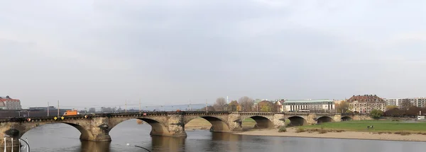 Pohled na most přes řeku Labe v Drážďanech, Německo — Stock fotografie