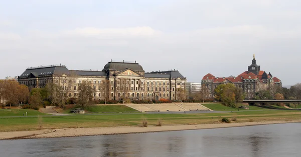 Embankment en el centro histórico de Dresde, Alemania —  Fotos de Stock
