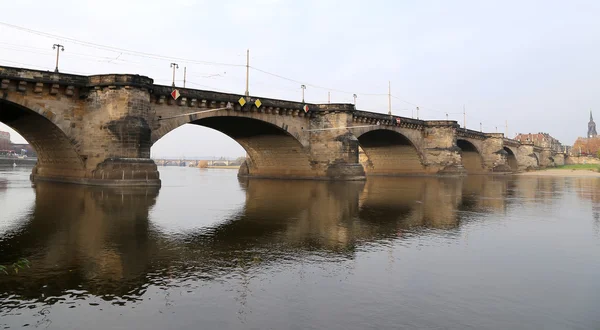 Pohled na most přes řeku Labe v Drážďanech, Německo — Stock fotografie