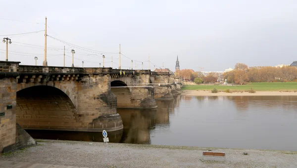 Pohled na most přes řeku Labe v Drážďanech, Německo — Stock fotografie