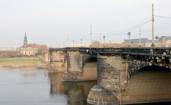 Utsikt över bron över floden Elbe i Dresden, Tyskland — Stockfoto