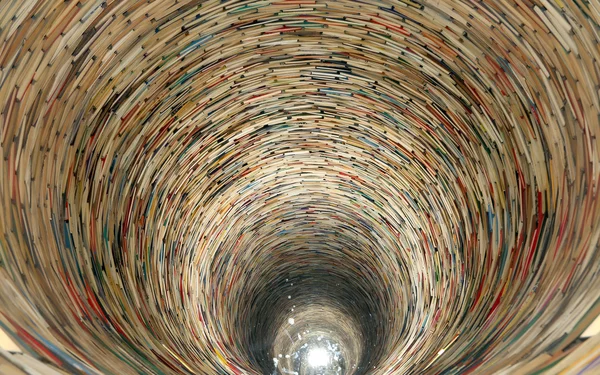 Libro túnel en la biblioteca de Praga-espejos se utilizan para crear este efecto — Foto de Stock