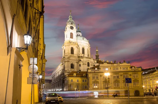 Prague, Tjeckien - 13 November, 2014: kyrkan av St Nicholas (Night view) i kvarteret Mala Strana i Prag, Tjeckien — Stockfoto