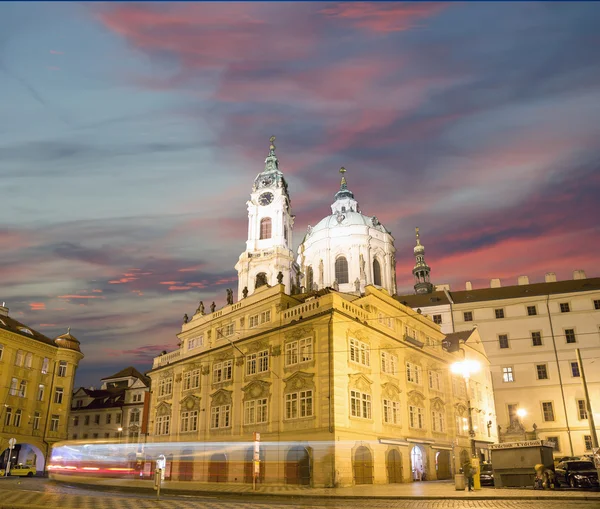 Kyrkan av St Nicholas (Night view) i kvarteret Mala Strana i Prag, Tjeckien — Stockfoto