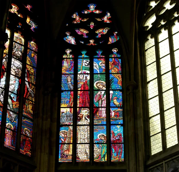 Art Nouveau pintor Alfons Mucha vitral na Catedral de São Vito, Praga, República Checa — Fotografia de Stock