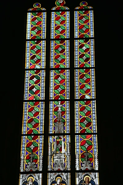 Jugendstil schilder Alfons Mucha glasraam in St. Vitus Cathedral, Prague, Tsjechië — Stockfoto