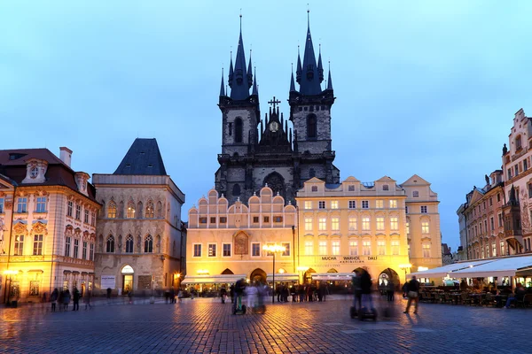 Prague, Tjeckien - 14 November, 2014: natt tid illuminationer av saga Vårfrukyrkan Tyn (1365) i den magiska staden i Prag, Tjeckien — Stockfoto
