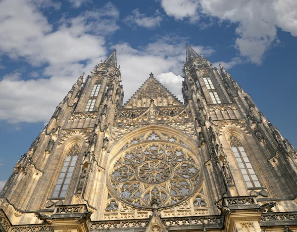 St. Vitus-katedralen (katolsk katedral) i Prags slott, Tjeckien — Stockfoto