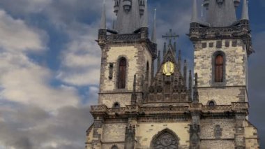Çek Cumhuriyeti 'nin Prag kentindeki Old Town Meydanı' nda Tyn 'in önündeki Tanrı' nın Anasının Gotik Kilisesi.