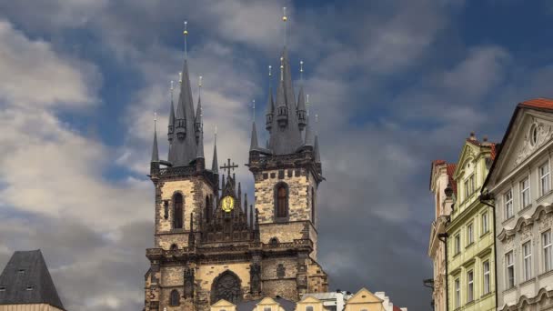 Çek Cumhuriyeti 'nin Prag kentindeki Old Town Meydanı' nda Tyn 'in önündeki Tanrı' nın Anasının Gotik Kilisesi. — Stok video