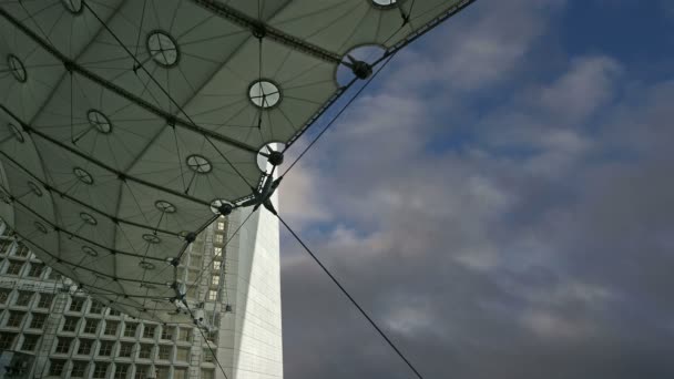 La Grande Arche. La Defense, centro comercial e de negócios de Paris, França — Vídeo de Stock