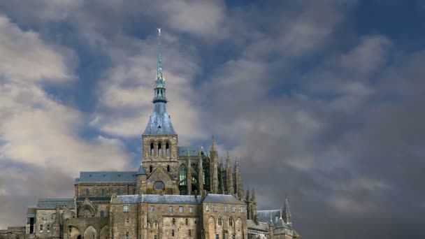 Mont Saint-Michel, Normandía, Francia - uno de los lugares turísticos más visitados de Francia . — Vídeos de Stock