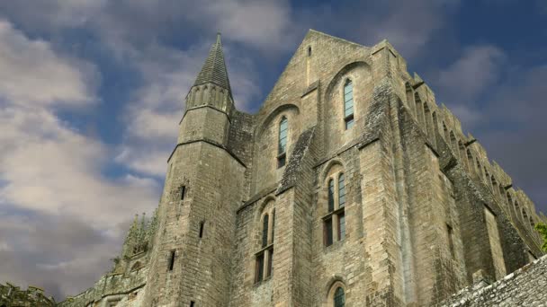 Mont Saint-Michel, Normandía, Francia - uno de los lugares turísticos más visitados de Francia . — Vídeos de Stock