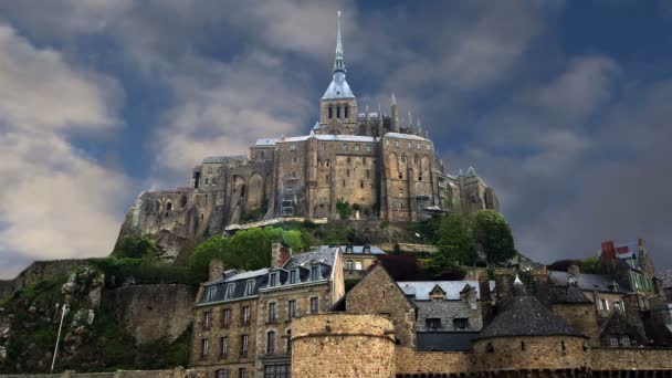 Mont Saint-Michel, Normandië, Frankrijk--een van de meest bezochte toeristische trekpleisters in Frankrijk. — Stockvideo