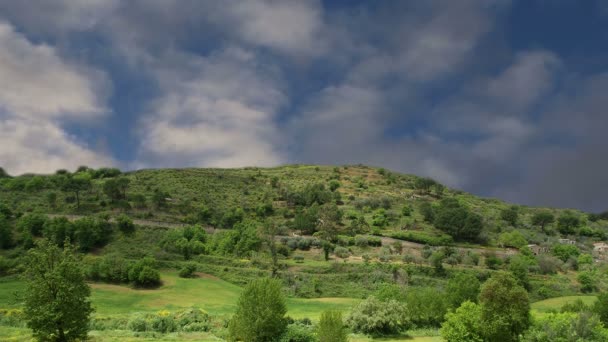 Un paisaje típico de un valle de montaña en Sicilia, Italia — Vídeo de stock