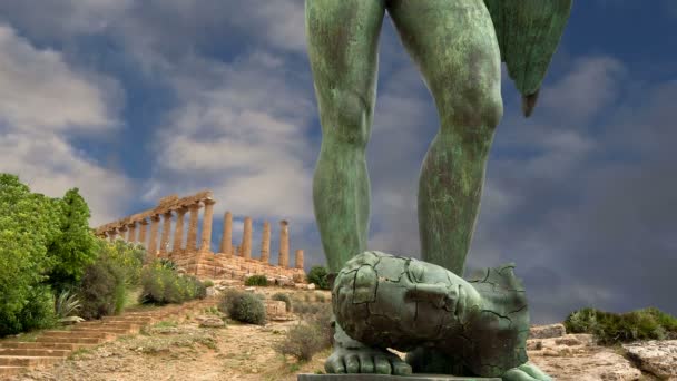 A estátua na área arqueológica de Agrigento, Sicília, Itália — Vídeo de Stock