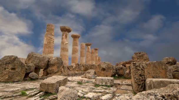Restos de un antiguo templo griego de Heracles (siglo V-VI aC), Valle de los Templos, Agrigento, Sicilia . — Vídeos de Stock