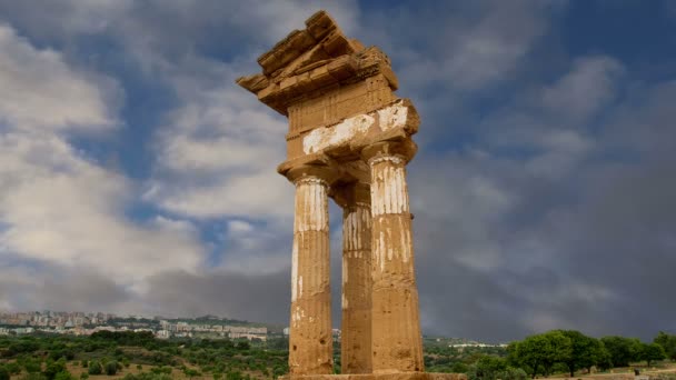 Antico Tempio Greco dei Dioscuri (V-VI secolo a.C.), Valle dei Templi, Agrigento, Sicilia . — Video Stock