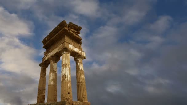 Starověký řecký chrám dioscuri (v.-vi. století př. n. l.), údolí chrámů, agrigento, Sicílie. — Stock video