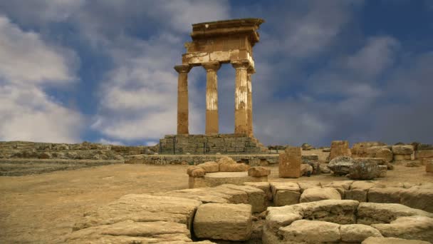 Templo grego antigo do Dioscuri (V-VI a.C.), Vale dos Templos, Agrigento, Sicília . — Vídeo de Stock