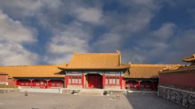 yasak şehir görüntüsü Çince ejderha heykeli ile yangın söndürmek için büyük bronz kase. Beijing, Çin