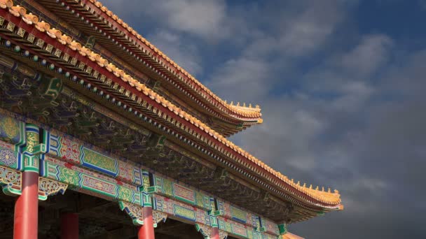 Grand bol en bronze pour éteindre le feu avec l'image statue de dragon chinois dans la Cité Interdite. Pékin, Chine 