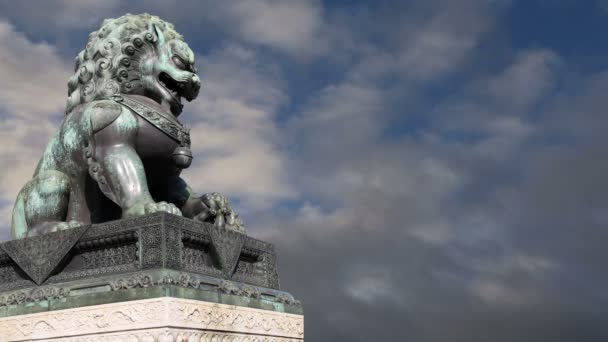 Estátua do Leão Guardião de Bronze na Cidade Proibida, Pequim, China — Vídeo de Stock