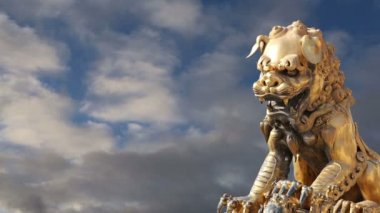 Yasak Şehir bir bronz bir Çinli ejderha heykeli. Beijing, Çin