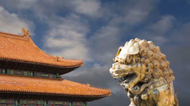 Yasak Şehir bir bronz bir Çinli ejderha heykeli. Beijing, Çin