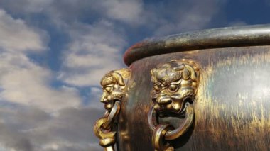 yasak şehir görüntüsü Çince ejderha heykeli ile yangın söndürmek için büyük bronz kase. Beijing, Çin