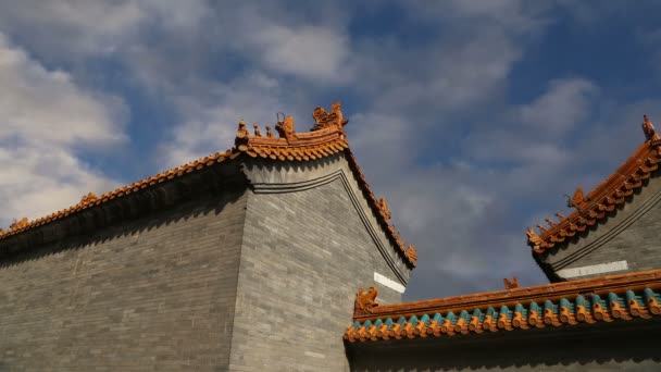 Hagyományos díszítés, a tető egy buddhista templom, Peking, Kína — Stock videók