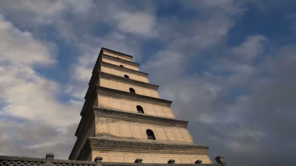 La pagoda gigante del ganso salvaje o gran pagoda del ganso salvaje, es una pagoda budista ubicada en el sur de Xian (Sian, Xi 'an), provincia de Shaanxi, China. — Vídeos de Stock