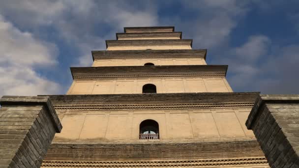 Pagoda dzikich gęsi lub big wild goose pagoda, Buddyjski pagoda położony jest w południowej xian (sian, xi'an), prowincji shaanxi, w Chinach — Wideo stockowe