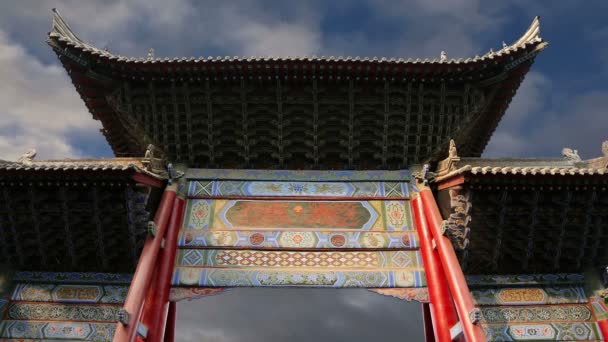 Eingang zu einem buddhistischen Tempel -- xian (sian, xi 'an), shaanxi Provinz, China — Stockvideo