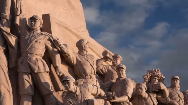 Revolutionaire standbeelden op het tiananmen plein in Peking, china — Stockvideo