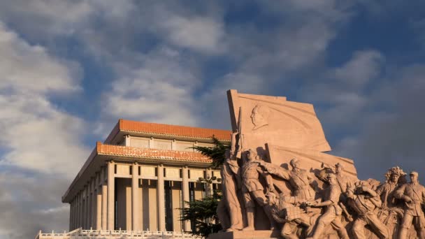 Estatuas revolucionarias en la Plaza Tiananmen en Beijing, China — Vídeos de Stock