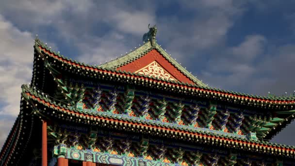 Zhengyangmen Gate (Qianmen). Эти знаменитые ворота расположены на юге площади Тяньаньмэнь в Пекине, Китай — стоковое видео