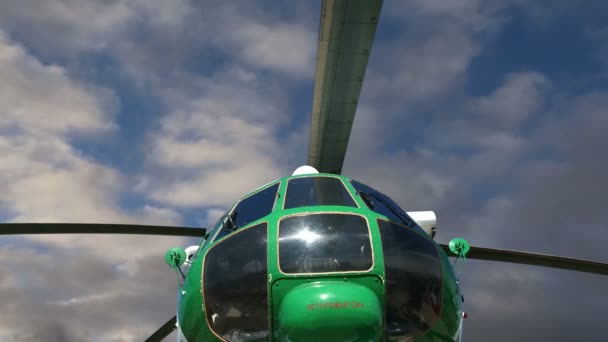 Details van de rotor en een deel van het lichaam van moderne militaire helikopters close-up — Stockvideo