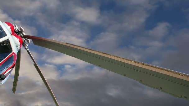 Details des Rotors und eines Körperteils moderner Militärhubschrauber Nahaufnahme — Stockvideo