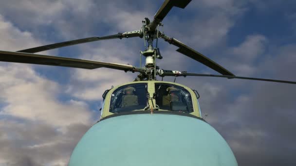 Podrobnosti o rotoru a části těla moderní vojenské vrtulníky closeup — Stock video