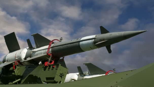 Moderne russische Flugabwehrraketen gegen den Himmel — Stockvideo
