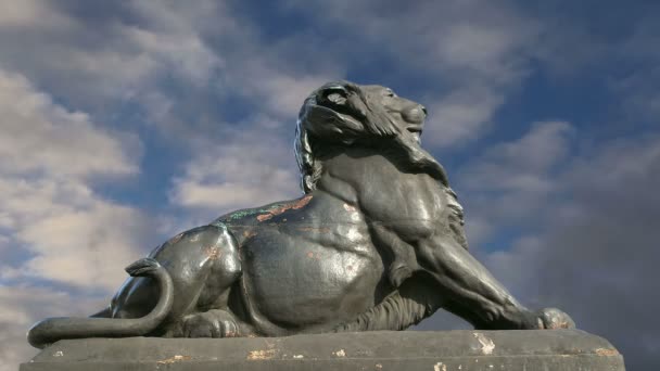 Escultura de un león cerca del monumento de Colón Chistopher en Barcelona, España — Vídeo de stock