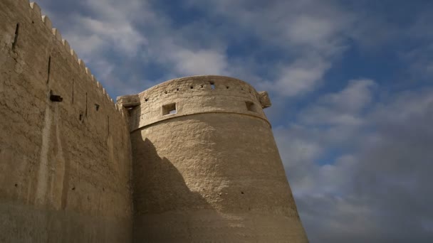 Old Fort. Dubai, Emirados Árabes Unidos (EAU). Este castelo (forte) é o edifício mais antigo ainda em pé no Dubai (eméritos árabes unidos), que agora faz parte do museu do Dubai — Vídeo de Stock