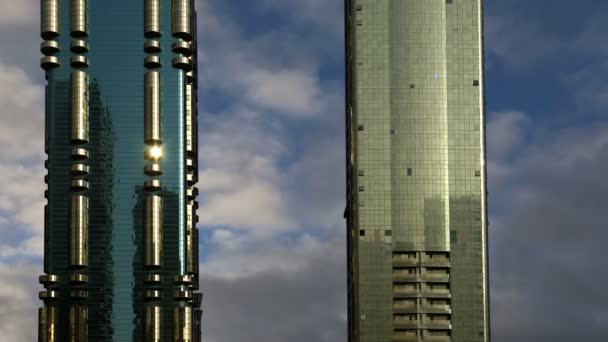 Moderne wolkenkrabbers, sheikh zayed road, dubai, Verenigde Arabische Emiraten. Dubai is de snelst groeiende stad in de wereld — Stockvideo