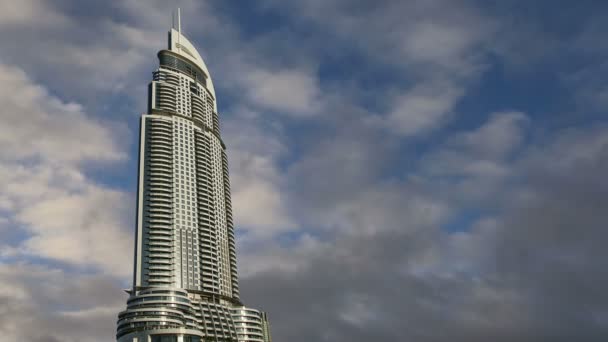 Modern szálloda címe: Downtown Burj Dubai, Dubai, Egyesült Arab Emírségek. A szálloda a 63 emelet magas és funkció 196 pazar szobát és 626 serviced residences — Stock videók