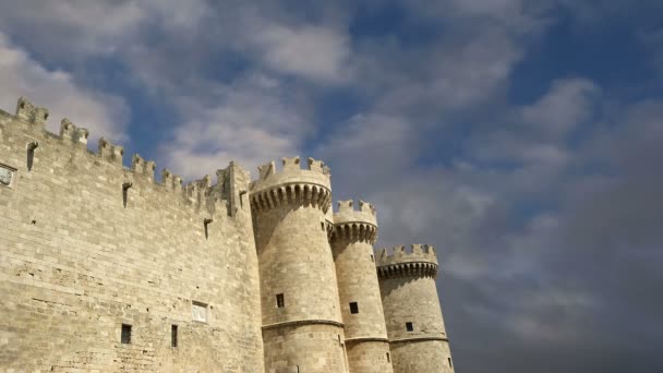 Ostrov Rhodos, Řecko, symbolem rhodes, paláce velmistra slavných rytířů (také známý jako castello) v středověké město Rhodos, se musí návštěva muzea Rhodos — Stock video