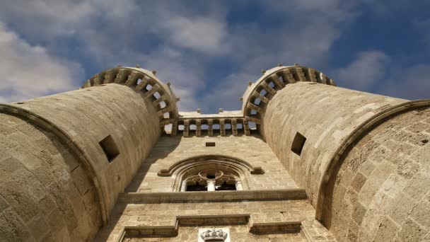 Rhodos-Insel, Griechenland, ein Symbol der Rhodos, des berühmten Rittergroßmeisterpalastes (auch Castello genannt) in der mittelalterlichen Stadt Rhodos, ein Museum der Rhodos, das man unbedingt besuchen sollte — Stockvideo