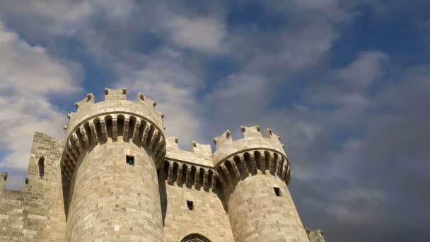 Ostrov Rhodos, Řecko, symbolem rhodes, paláce velmistra slavných rytířů (také známý jako castello) v středověké město Rhodos, se musí návštěva muzea Rhodos — Stock video
